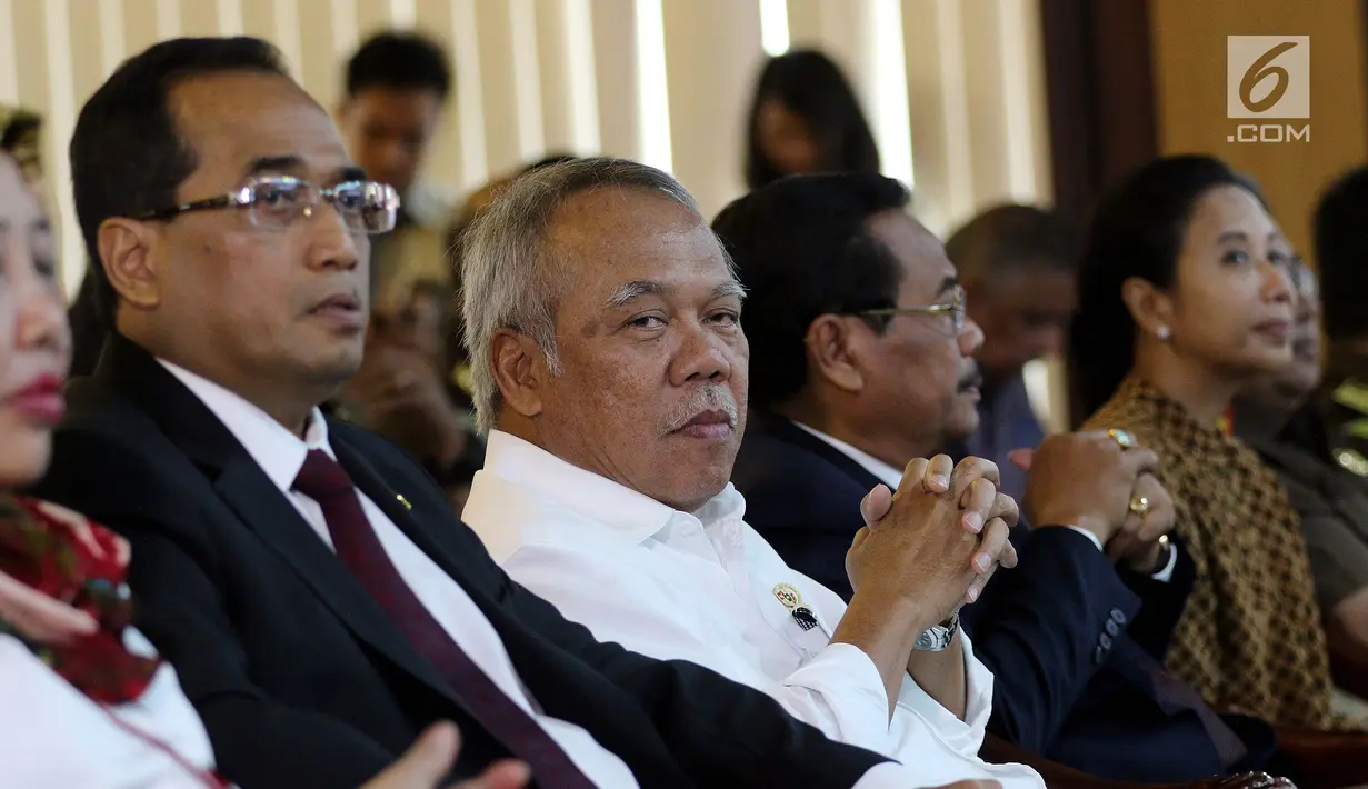 Menteri PUPR Basuki Hadimuljono (tengah) saat menghadiri penandatanganan nota kesepahaman di Jakarta, Kamis (1/3). Penandatanganan ini untuk mengawal dan mengamankan proyek pembangunan infrastruktur. (Liputan6.com/JohanTallo)