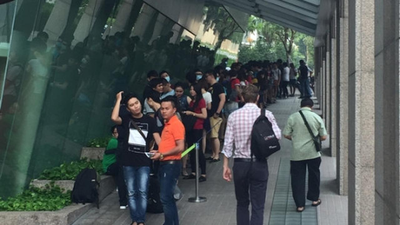 Tak peduli kabut asap, warga Singapura antusias antre iPhone 6s