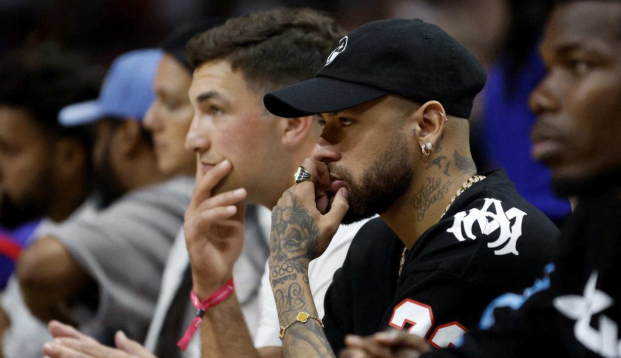Neymar hadir menyaksikan final NBA 2023 hanya beberapa jam setelah Lionel Messi mengonfirmasi niatnya untuk bergabung dengan Inter Miami musim panas ini. (Mike Ehrmann/Getty Images/AFP)