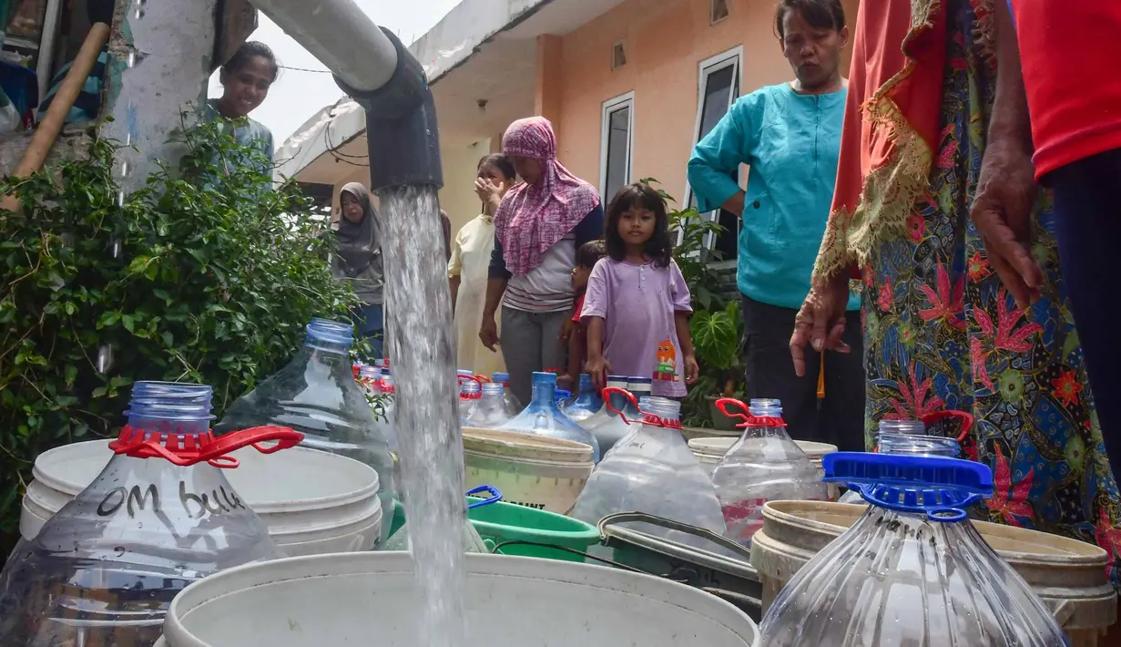 Warga terdampak kekeringan mendapatkan bantuan air bersih yang disalurkan PMI di Rawa Geni, Cipayung, Kota Depok, Rabu, 2 September 2026. (KLY/ Arie Basuki).