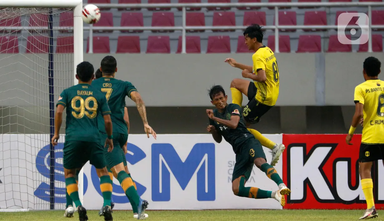 Gelandang Barito Putera, Muhammad Firli (atas) melepaskan tendangan ke gawang Persikabo 1973 dalam laga matchday ke-3 Grup A Piala Menpora 2021 di Stadion Manahan, Solo, Selasa (30/3/2021). Barito dan Persikabo 1973 bermain imbang 2-2. (Bola.com/Ikhwan Yanuar)