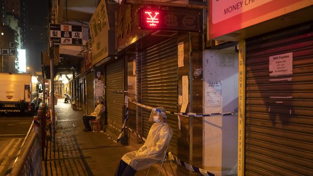 Potret Petugas Kesehatan Hong Kong Saat Lockdown COVID-19