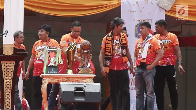 Anies Sambut Konvoi Kemenangan Persija di Balai Kota