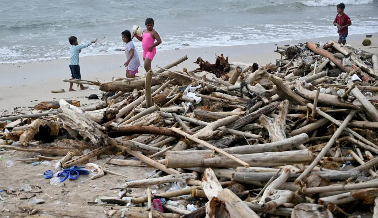Pantai yang dikenal dengan pasir putihnya dan menjadi destinasi favorit wisatawan kini kehilangan pesonanya dan terlihat kumuh. (SONNY TUMBELAKA/AFP)