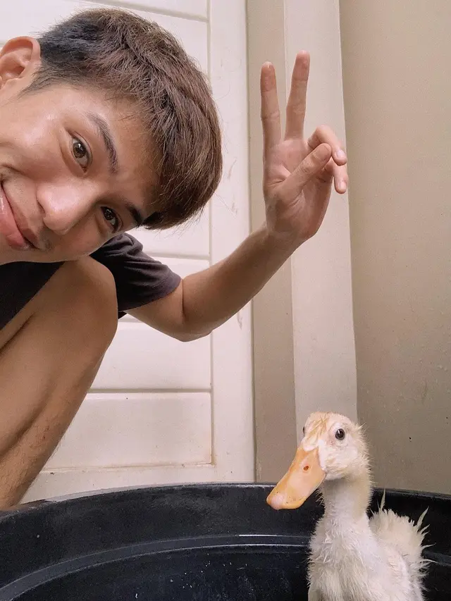 Momen Kocak Julian Jacob Bersama Bebek Peliharaannya, Bikin Gemas Warganet. (Sumber: Instagram/julianjacs)