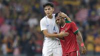 Pemain Malaysia berusaha menenangkan pemain Indonesia, Yabes Roni, usai takluk dari Malaysia pada laga semifinal Sea Games 2017 di Stadion Shah Alam, Selangor, Sabtu (26/8/2017). Malaysia menang 1-0 atas Indonesia. (Bola.com/Vitalis Yogi Trisna)