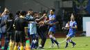 Pemain Persib Bandung, Purwaka Yudhi (2kanan) saat merayakan gol ke gawang PSM Makassar pada laga Torabika SC 2016 di Stadion Gelora Bandung Lautan Api, Sabtu (2/7/2016). Persib menang 3-2. (Bola.com/Nicklas Hanoatubun)