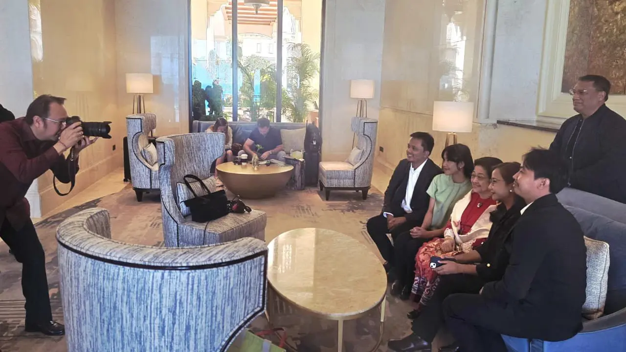 Ketua DPP PDIP Muhammad Prananda Prabowo menjadi juru foto dadakan bersama Ketua Umum PDI Perjuangan Megawati Soekarnoputri di Abu Dhabi, Uni Emirat Arab, Rabu (4/2) (Istimewa)