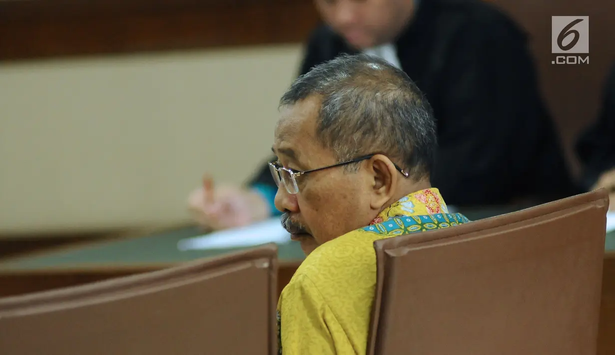 Ketua Pengadilan Tinggi Manado, Sudiwardono mengikuti sidang perdana di Pengadilan Tipikor, Jakarta, Rabu (28/2). Sudiwardono didakwa menerima suap dari Aditya A Moha untuk memengaruhi putusan banding Marlina M Siahaan. (Liputan6.com/Helmi Fithriansyah)