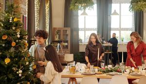 Ilustrasi Merayakan Natal Bersama Keluarga (Photo by Nicole Michalou from Pexels)