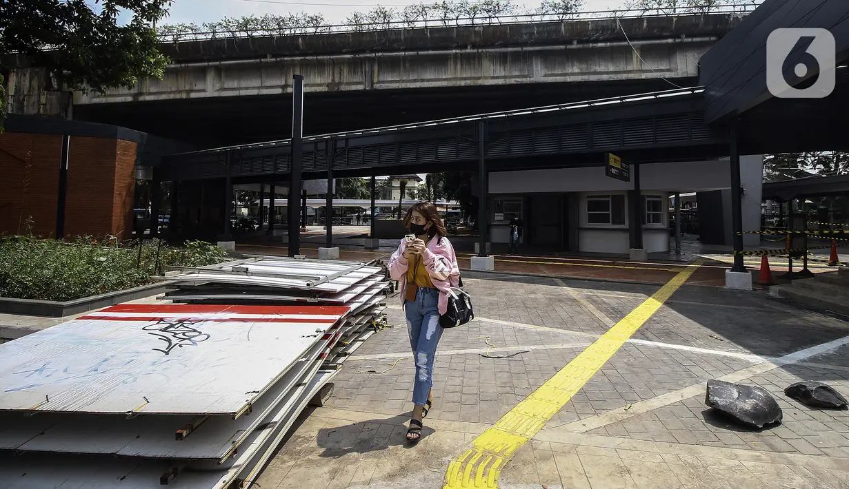 Seorang wanita berjalan di area Stasiun Tebet, Jakarta, Senin (6/9/2021). Penataan kawasan Stasiun Tebet yang hampir rampung itu demi mendukung integrasi antarmoda transportasi di Jakarta. (Liputan6.com/Johan Tallo)