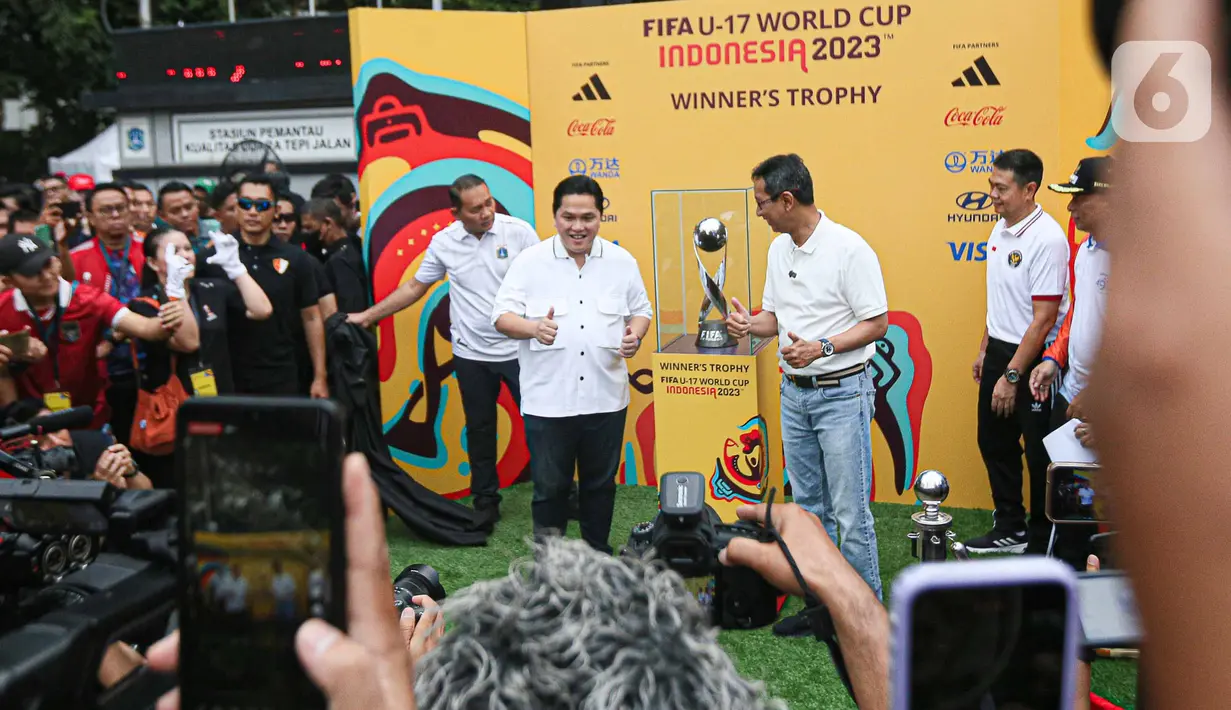 Masyarakat tumpah ruah di Bundaran HI. Warga antusias dengan keberadaan Trophy Experience Piala Dunia U-17 2023. Trofi turnamen U-17 itu juga menjadi sasaran masyarakat untuk berswafoto (Liputan6.com/Faizal Fanani)