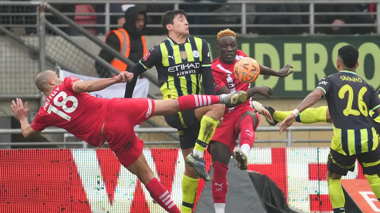 Foto: Abdukodir Khusanov dan Kevin De Bruyne Cetak Gol, Manchester City Susah Payah Taklukkan Leyton Orient di Piala FA