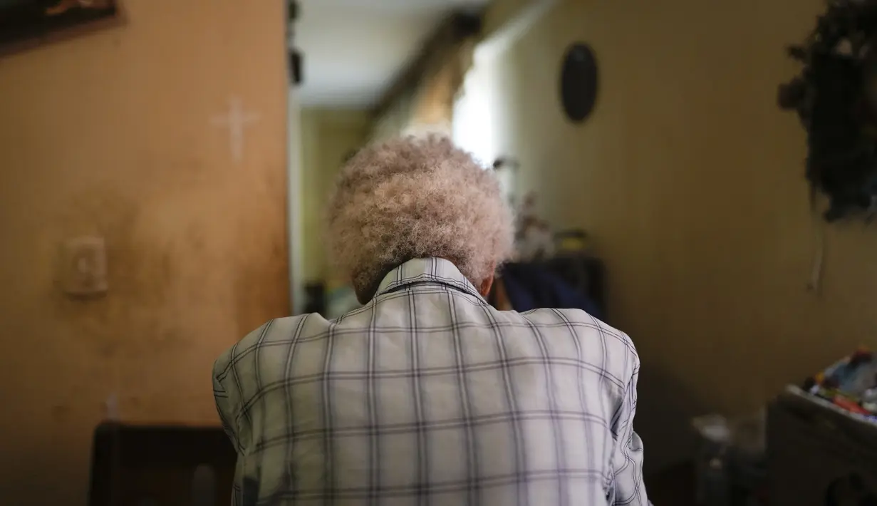 Zenobia Ansualve duduk di rumahnya di Caracas, Venezuela, pada 18 Agustus 2021. Ansualve (88) yang tinggal sendiri dan tidak meninggalkan rumahnya sejak awal pandemi COVID-19, mengatakan dia hidup dengan $20 sebulan dari menyewakan kamar miliknya. (AP Photo/Ariana Cubillos)