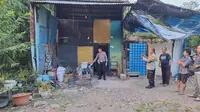 Polisi mengidetifikasi lokasi penemuan bayi di depan rumah warga di Cepu Blora, Jawa Tengah. (Liputan6.com/ Ahmad Adirin)