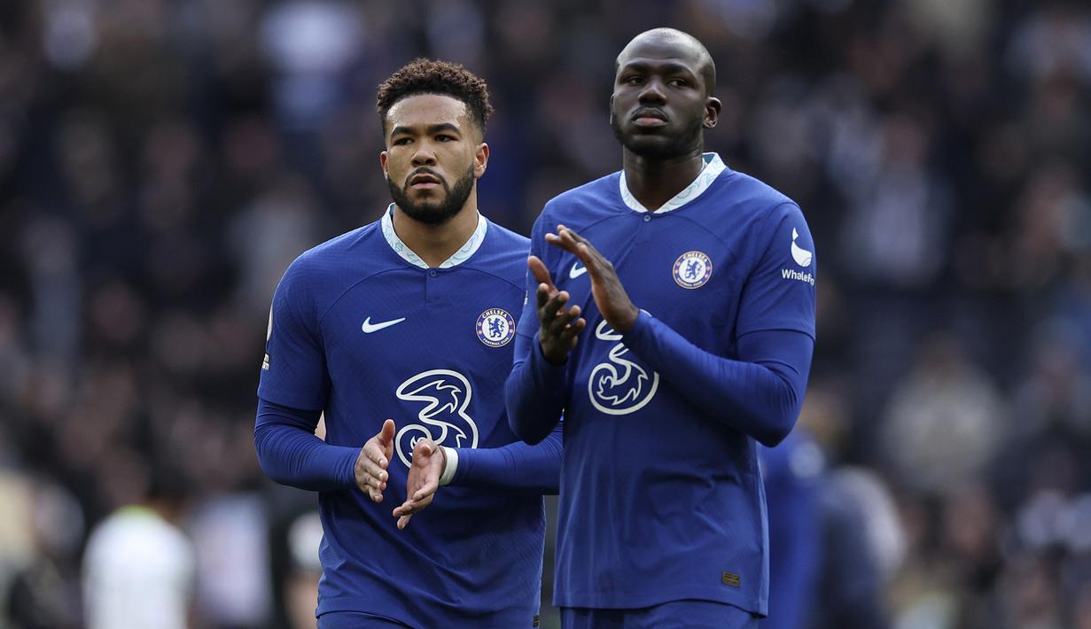 <p>Ekspresi pemain Chelsea, Reece James (kiri) dan Kalidou Koulibaly setelah timnya dipermalukan Tottenham Hotspur 0-2 di pekan ke-25 Premier League yang berlangsung di Tottenham Hotspur Stadium, Minggu (26/2/2023) malam WIB. (AP Photo/Ian Walton)</p>