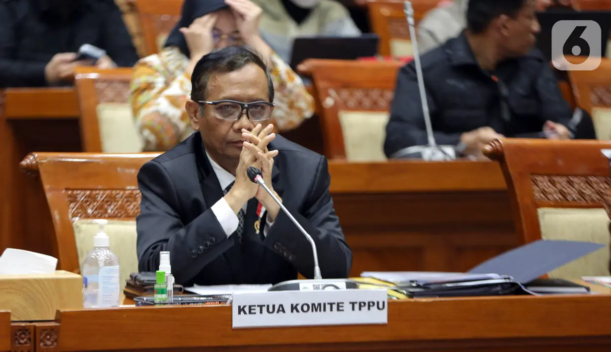 Menko Polhukam Mahfud MD mengikuti rapat kerja bersama Komisi III DPR di Kompleks Parlemen, Senayan, Jakarta, Rabu (29/3/2023). Rapat tersebut membahas soal transaksi mencurigakan Rp 349 triliun di Kementerian Keuangan (Kemenkeu). (Liputan6.com/Faizal Fanani)