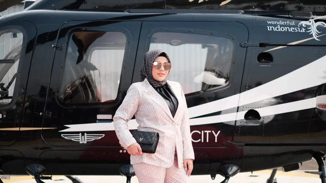 Potret Aurel Hermansyah Berpose di depan Helikopter