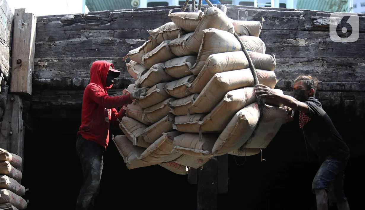 Pekerja tengah melakukan bongkar muat semen di pelabuhan Sunda Kelapa, Jakarta, Kamis (6/1/2022). Tahun 2022 dinilai akan menjadi tahun yang lebih baik bagi industri semen. (Liputan6.com/Angga Yuniar)