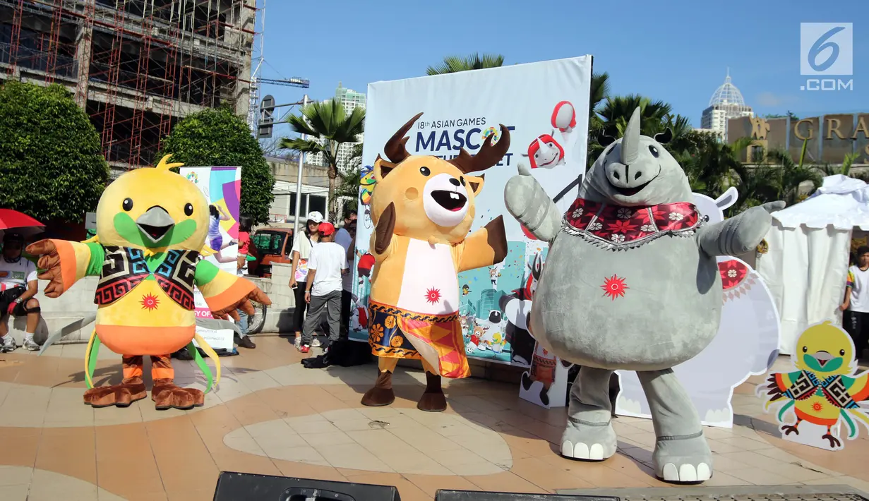 Maskot Asian Games 2018 Bhin-Bhin (kiri), Atung (tengah) dan Kaka (kanan) menyapa masyarakat saat hari bebas kendaraan bermotor di kawasan Bundaran HI, Jakarta, Minggu (1/4). (Liputan6.com/Arya Manggala)