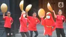 Anak-anak berlatih tari tradisional di Rumah Budaya Nusantara Puspo Budoyo, Ciputat, Tangerang Selatan, Minggu (15/11/2020). Latihan tari di masa pandemi dengan protokol kesehatan ini salah satunya bertujuan menanamkan nilai budaya bangsa kepada generasi muda sejak dini. (merdeka.com/Arie Basuki)