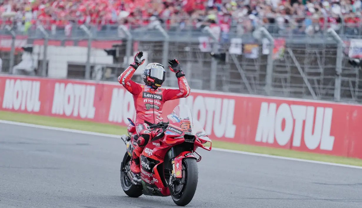 Berkat pencapaian ini, Marc Marquez total sudah merasakan sembilan gelar juara di semua kelas Kejuaraan Dunia Balap Motor atau menyamai prestasi rivalnya Valentino Rossi. (AP Photo/Hiro Komae)