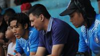 Iwan Budianto saat menyaksikan sesi latihan Arema FC, Rabu (6/12/2017) di Lapangan Dirgantara, Malang. (Bola.com/Iwan Setiawan)