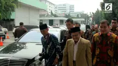 Ketua Umum Demokrat Susilo Bambang Yudhoyono (SBY) masih terbaring di Rumah Sakit Angkatan Darat (RSPAD), Jakarta. Usai dibesuk Presiden Jokowi dan Wapres Jusuf Kalla, SBY dijenguk Presiden ke-3 RI BJ Habibie.