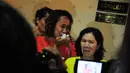 Orang tua kelima tersangka menangis di depan ruangana Kapolres Jakarta Selatan, Jumat (4/7/14). (Liputan6.com/Faizal Fanani)