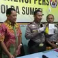 Kapolda Sumsel Irjen Pol Zulkarnain Adi Negara menunjukkan barang bukti surat cinta kekasih sopir taksi online Palembang yang diamankan (Liputan6.com / Nefri Inge)