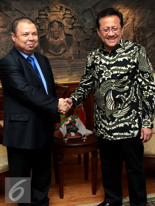Ketua DPD RI Irman Gusman (kanan) bersalaman dengan Duta Besar Aljazair AbdelKader Aziria di Kompleks Parlemen, Jakarta, Senin (2/11/2015). Kedatangan Duta Besar Aljazair ini untuk membahas kerjasama kedua Negara. (Liputan6/Johan Tallo)