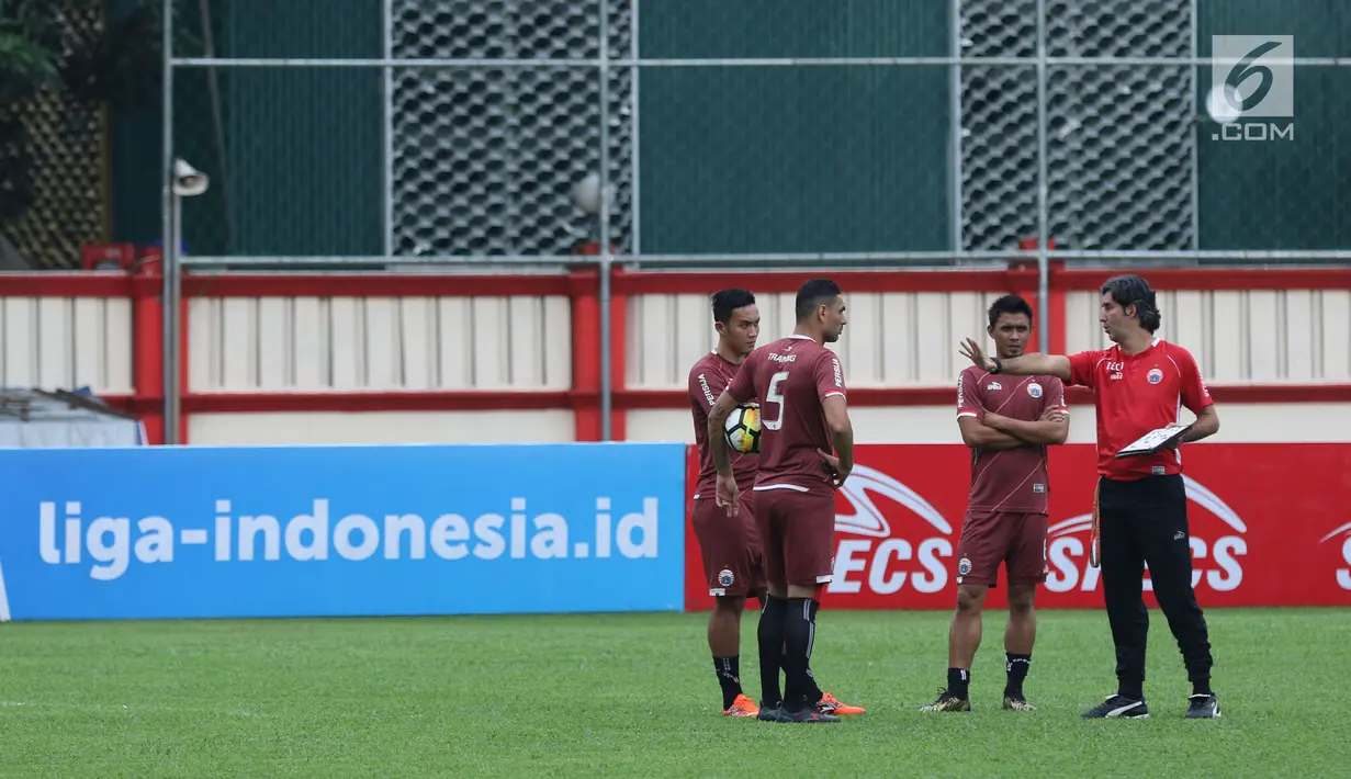Pelatih Persija, Stefano Cugurra (kanan) memberi arahan pada tiga pemainnya saat latihan resmi jelang laga lanjutan Go-Jek Liga 1 Indonesia 2018 bersama Bukalapak melawan Persib di Lapangan PTIK, Jakarta, Jumat (29/6). (Liputan6.com/Helmi Fithriansyah)