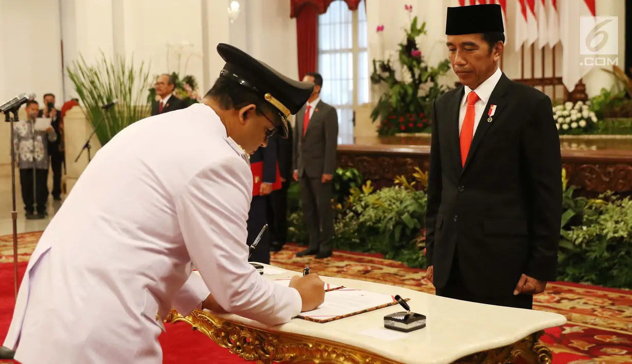 Anies Baswedan menandatangangi berita acara saat pelantikan Gubernur dan Wakil Gubernur DKI Jakarta periode 2017-2022 di Istana Negara, Jakarta, Senin (16/10). (Liputan6.com/Angga Yuniar)