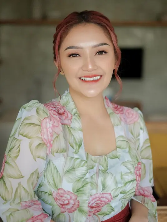 Pulasan makeup hasil tangan MUA Novia Kontesa membuat penampilannya semakin terlihat menawan. @sitibadriah.