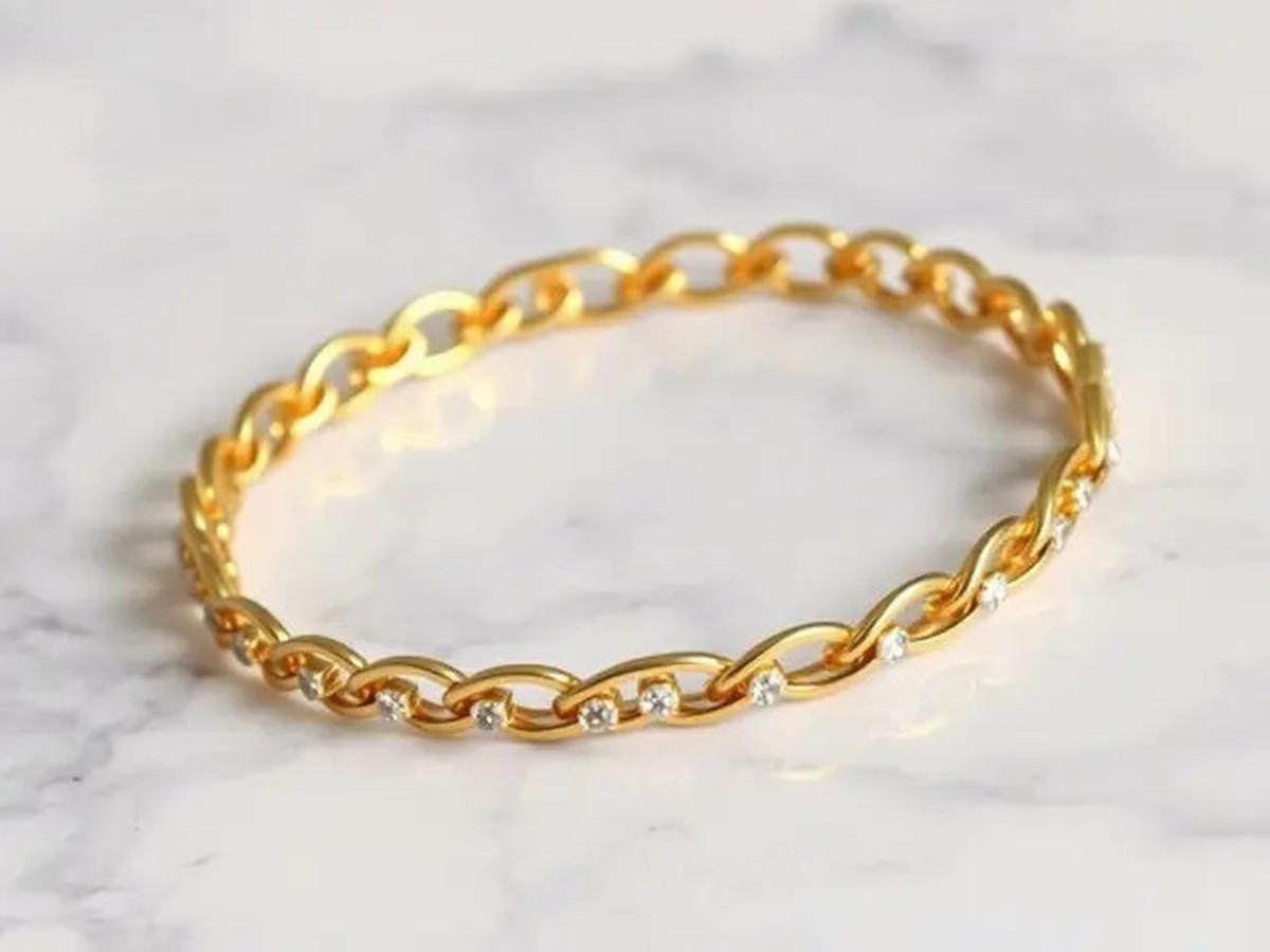 Pilih Gelang Emas Model Polos atau Berlian? Ini Plus-Minusnya