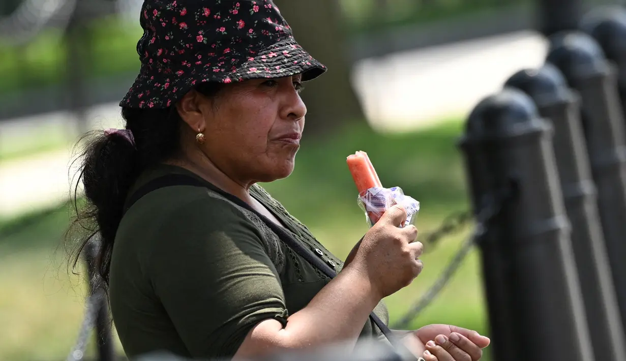 Suhu diperkirakan akan mencapai bahkan setinggi 112 derajat Fahrenheit (44,444 derajat celcius) di beberapa bagian Los Angeles County setelah hari Selasa. (Photo by Mandel NGAN / AFP)