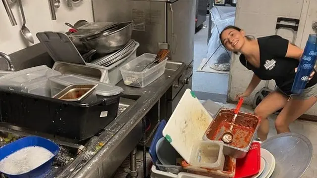 6 Potret Keadaan Tak Terduga di Dapur, Koki Panggang Daging Sambil Tulis Esai