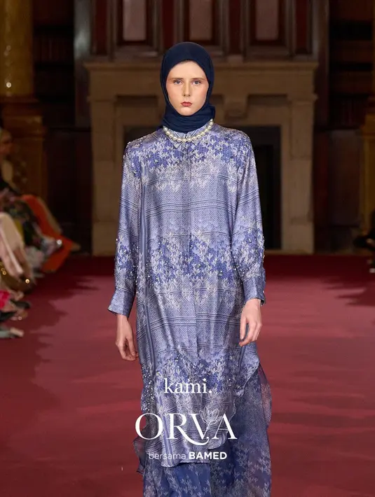 Koleksi Orva menggabungkan keindahan wastra Indonesia terutama Tenun Garut dengan pattern Rain Lily yang melambangkan “harapan” dari perjalanan 14 tahun KAMI. [Dok/Kami]