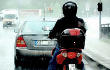 Jangan Asal Terabas, Cara Aman Mengendarai Sepeda Motor di Jalan Licin Saat Musim Hujan