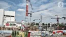 Aktivitas pekerja saat menyelesaikan proyek pembangunan Pasar Senen Blok I dan II, Jakarta, Minggu (15/11/2020). Rencananya, proyek senilai Rp 900 miliar tersebut akan dibangun menjadi kawasan berorientasi transit (TOD) dan ditargetkan rampung pada 2022. (merdeka.com/Iqbal S Nugroho)