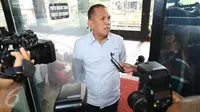 Chairuman Harahap memberi keterangan kepada awak media di Gedung KPK, Jakarta, Selasa (11/10). Politisi Golkar itu diperiksa terkait kasus dugaan korupsi pengadaan KTP Elektronik tahun 2011-2012. (Liputan6.com/Helmi Affandi)