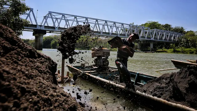 Penambang Pasir Ilegal di Sungai Luk Ulo Kebumen