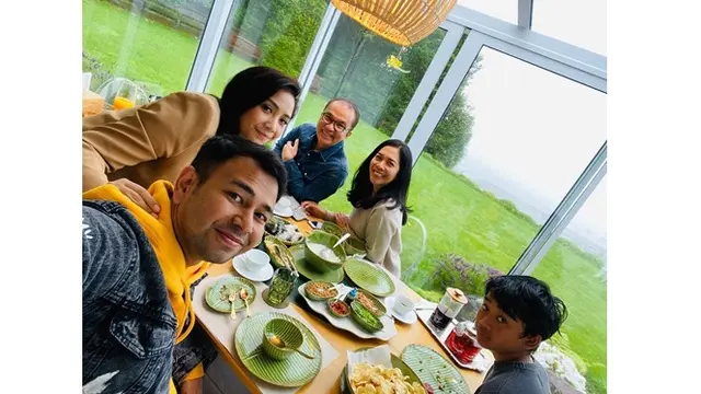 Mereka pun menyempatkan untuk sarapan bersama.
