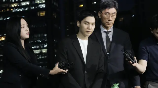 Suga BTS datang ke Kantor Polisi Yongsan pada 23 Agustus 2024. (AP Photo/Ahn Young-joon)