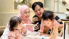Rupanya anniversary pernikahan Anisa dan Anandito bertepatan dengan ulang tahun Anandito Dwis yang ke 33 tahun. Begini perayaan anniversary Anisa dan Anandito bareng buah hatinya. Saking lucunya bentuk kuenya, anak-anak Anisa juga gemas sendiri. Enam tahun bersama jauh dari gosip, aura bahagia terpancar jelas di wajah pasangan yang terpaut usia 1 tahun. (Liputan6.com/IG/@anisarahma_12)