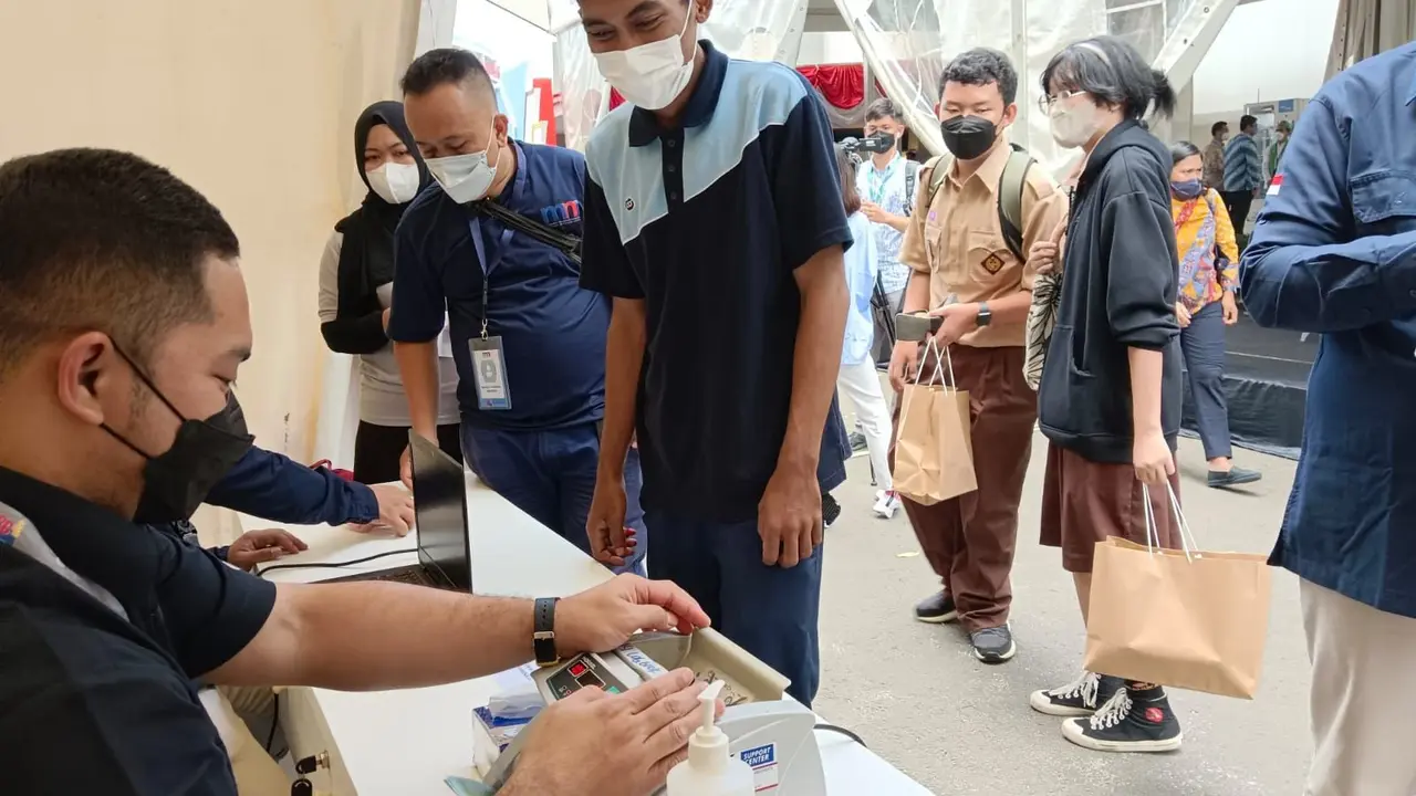 Bank Indonesia menyelenggarakan Festival Rupiah Berdaulat Bank Indonesia (FERBI) 2022 di Gelora Bung Karno (GBK), Jakarta. Dalam acara ini masyarakat bisa menukarkan uang baru emisi 2022. (Siti Ayu Rachma/Merdeka.com)