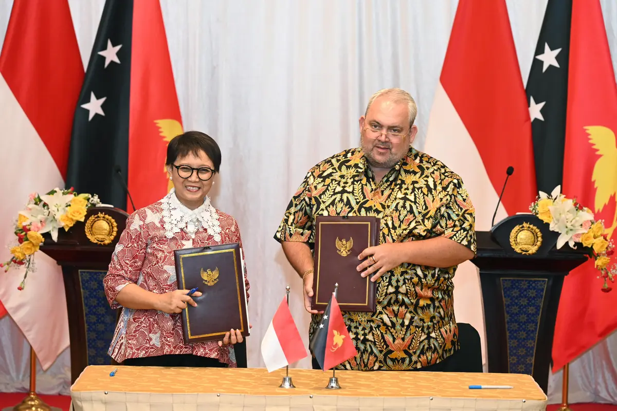 Menteri Luar Negeri RI Retno Marsudi melakukan pertemuan dengan Menlu Papua New Guinea Justin Tkatchenko untuk serangkaian agenda bilateral (Kemlu RI).