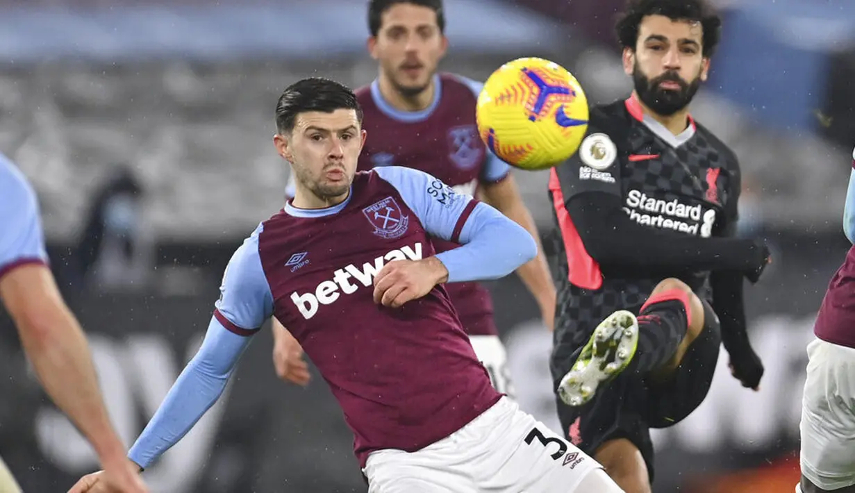 Penyerang Liverpool, Mohamed Salah, melepaskan tendangan saat melawan West Ham United pada laga Liga Inggris di Stadion London, Minggu (31/1/2021). Liverpool menang dengan skor 3-1. (Justin Setterfield/Pool via AP)