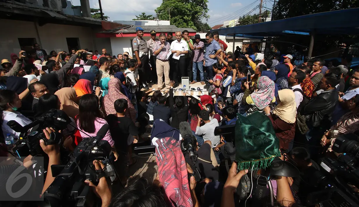 Kerumunan orangtua yang anaknya menjadi korban vaksin palsu saat tim dokter memberikan keterangan di halaman parkir RS Harapan Bunda, Jakarta, Jumat (15/7). RS menyatakan peredaran vaksin palsu dimulai dari Maret-Juni 2016 (Liputan6.com/Immanuel Antonius)