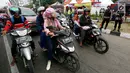 Dua polisi bersenjata laras panjang berjaga di jalur pantura Jalan Jenderal Ahmad Yani, Bypass, Kota Cirebon, Kamis (22/6). Selama arus mudik Lebaran, pasukan bersenjata lengkap diterjunkan guna mengantisipasi gangguan keamanan  (Liputan6.com/Johan Tallo)